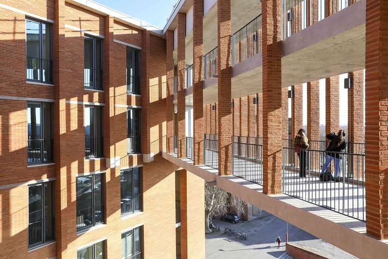 Passerelles extérieures du bâtiment de la Toulouse School of Economics